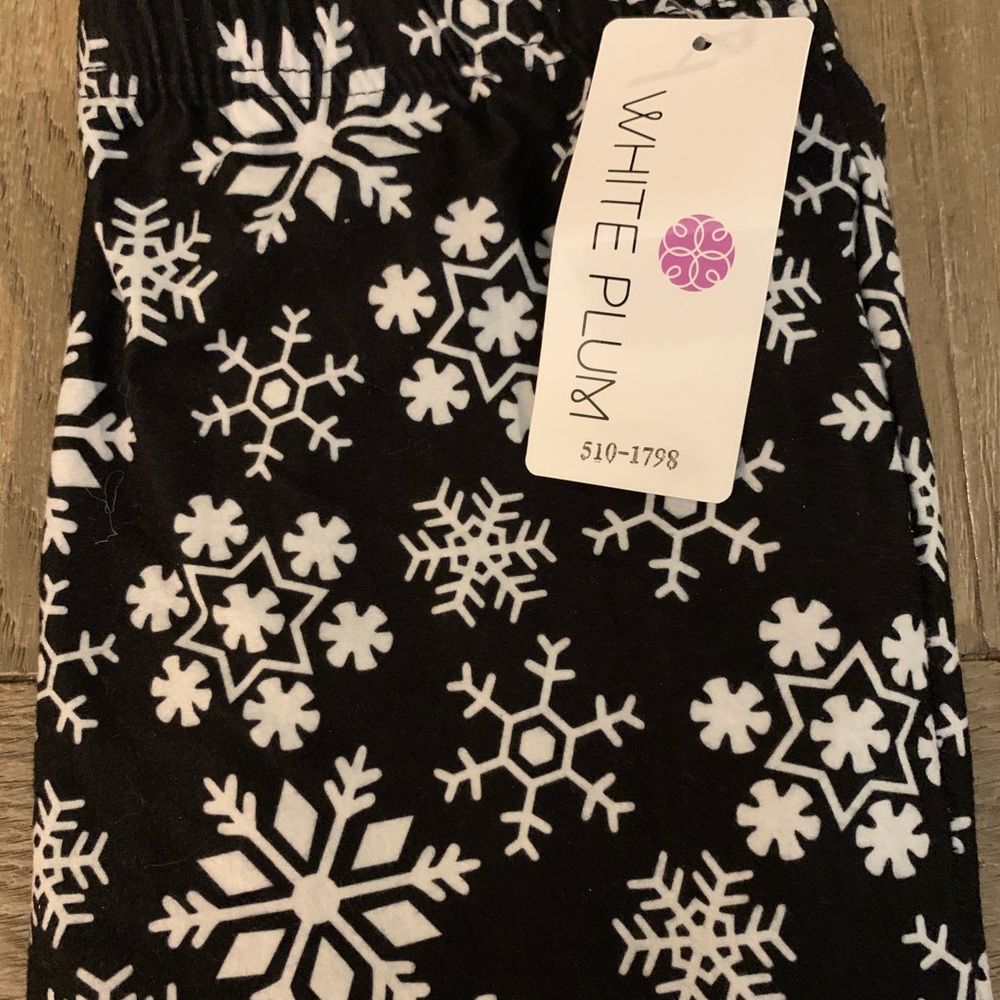 New Price! NWT! Black & White Snowflake Leggings!